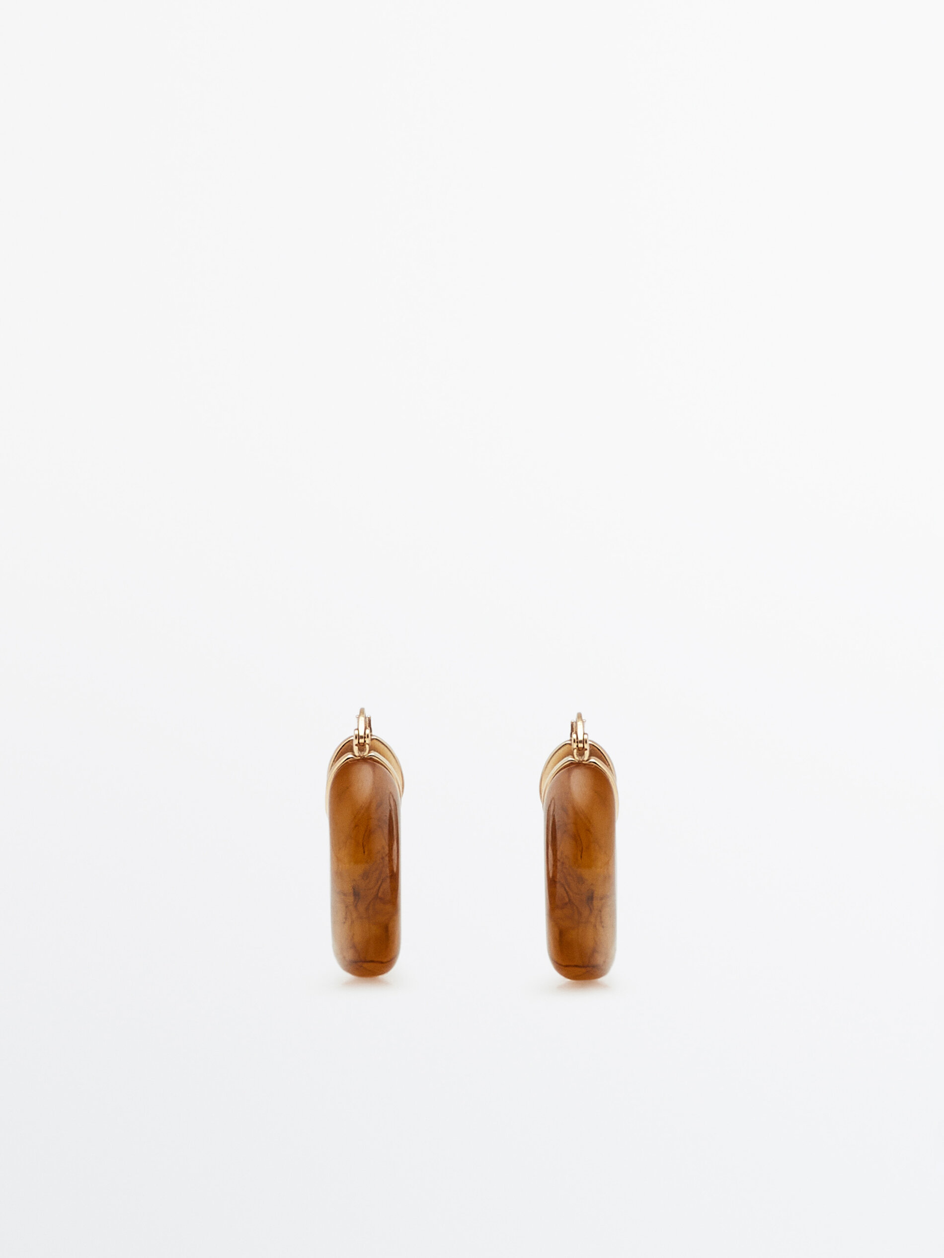Brincos de resina com efeito tartaruga banhados a ouro - DOURADO