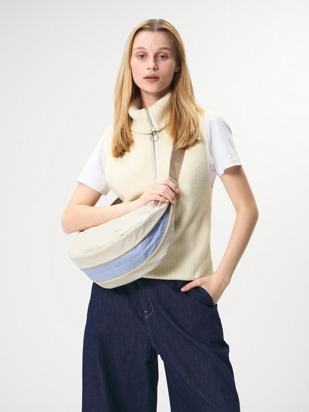 AEVOR Bike Sling Bag off/white