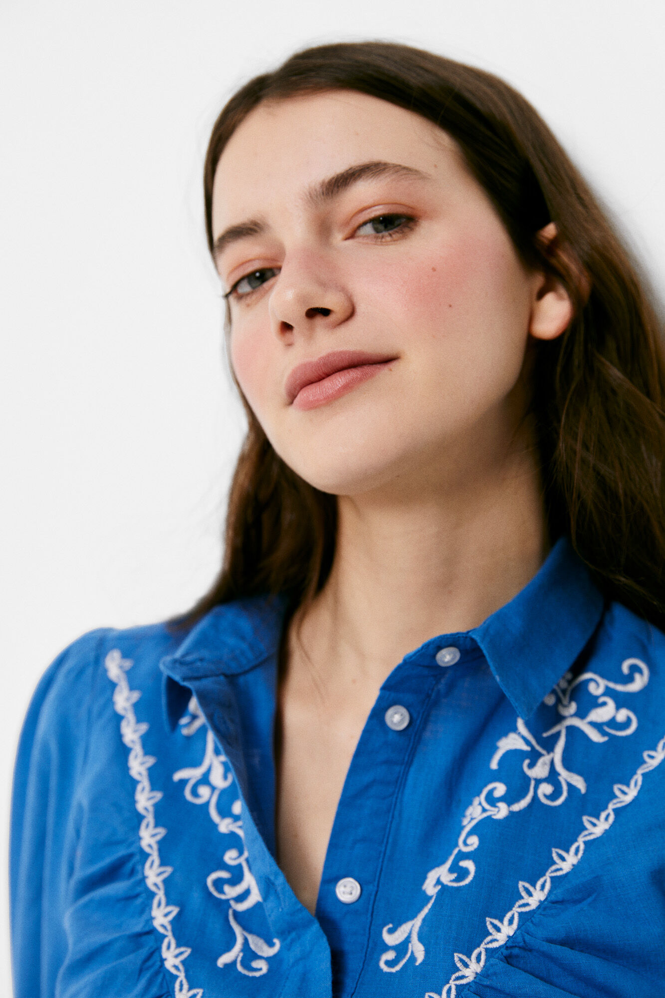 Camisa Canesú com bordado de flores - azul médio