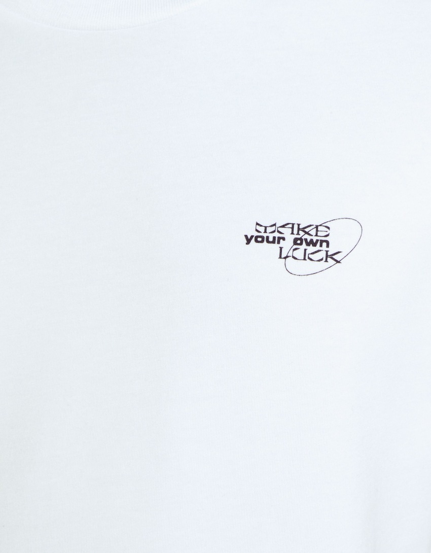 Camiseta de manga curta com modelagem justa e detalhe listrado.