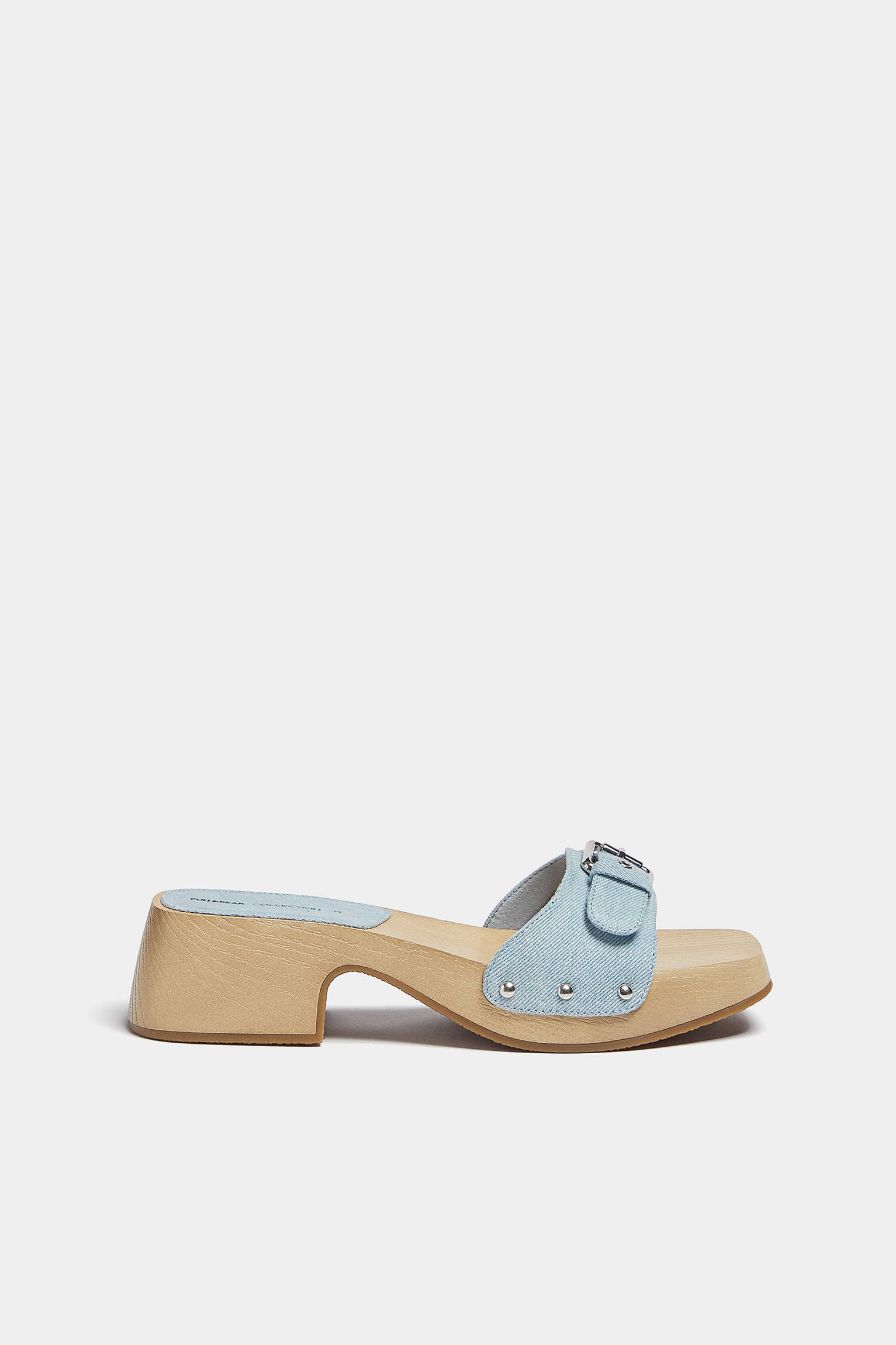 Tamanco de jeans com fivela de madeira