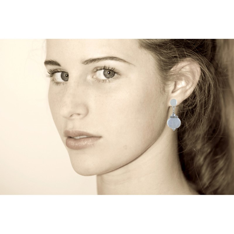 Boucles d'Oreilles Clous Métal Argenté et Grosses Perles en Céramique