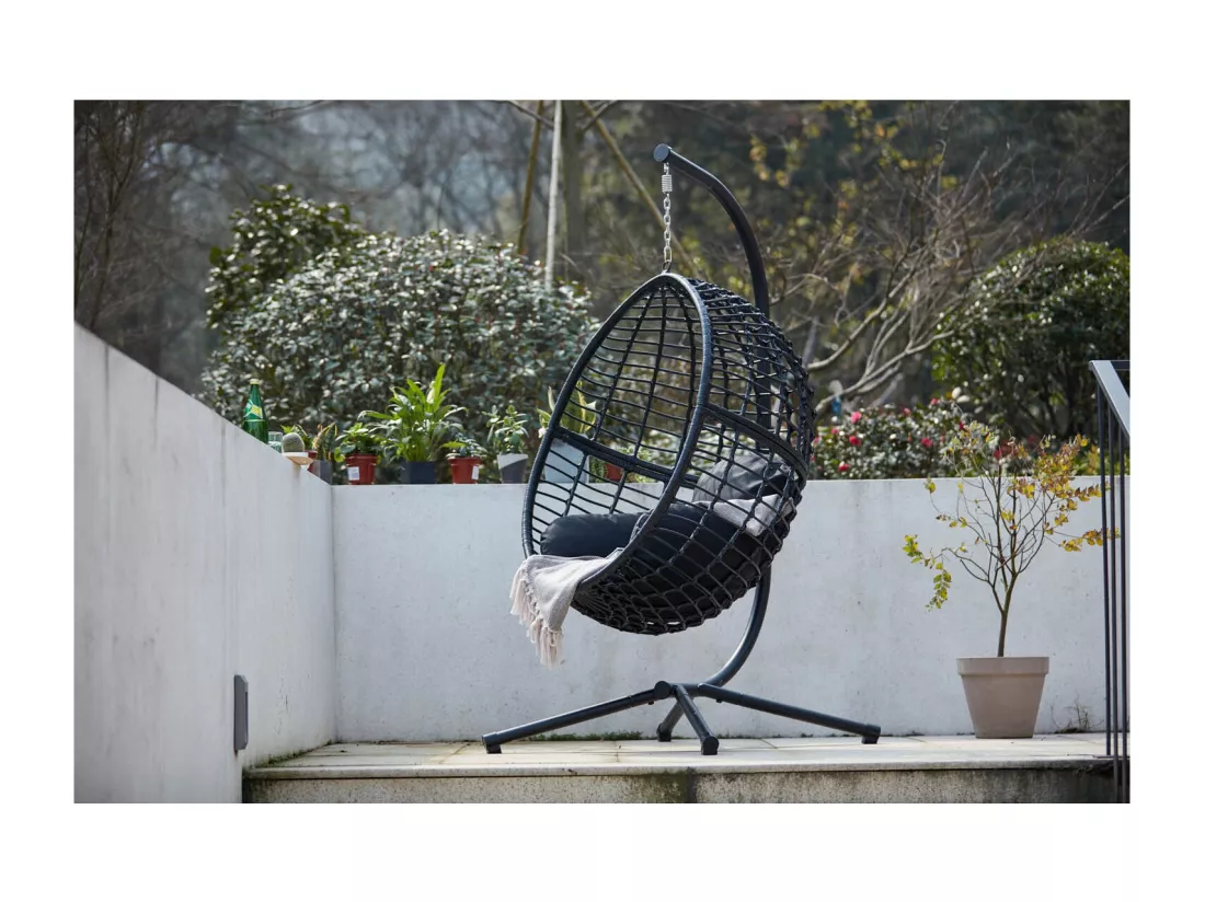 Fauteuil suspendu noir en résine tressée AUROA