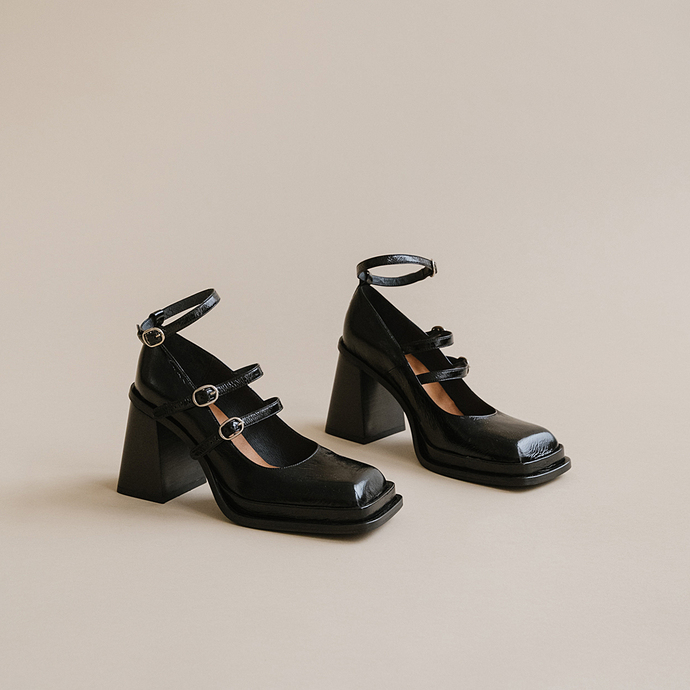 Babies à boucles et bouts carrés  en cuir brillant noir
