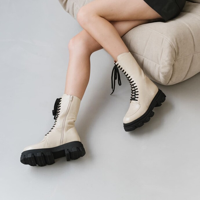 Bottines à lacets et semelle crantée  en cuir vernis beige