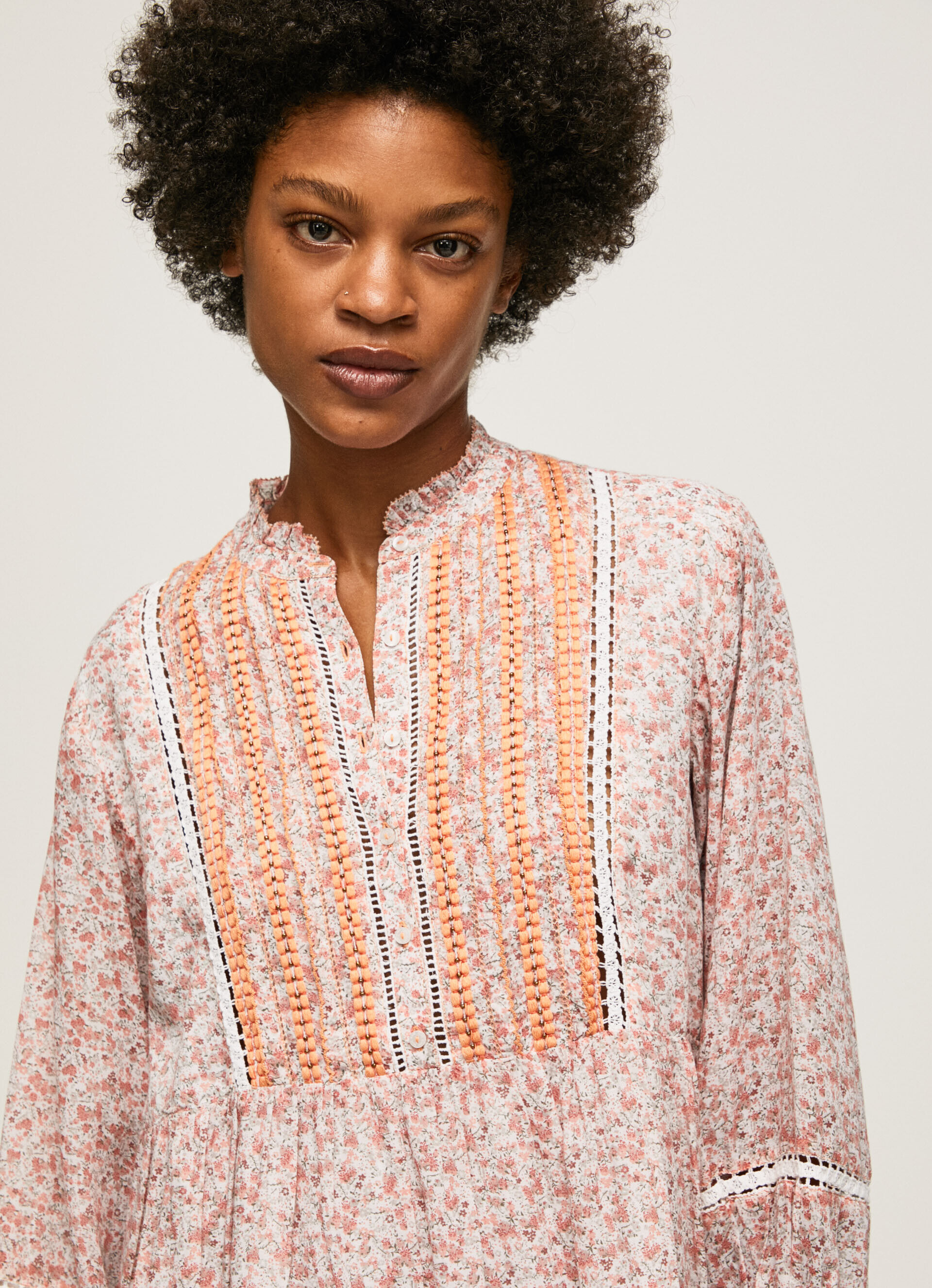 VESTIDO COM ESTAMPA FLORAL - multicolorido