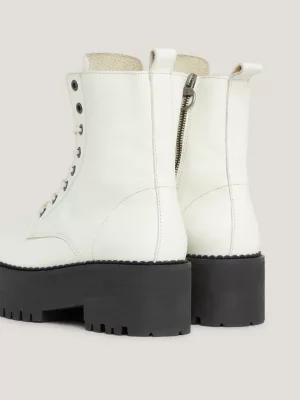 Botas de cano curto com cadarço e travas em couro