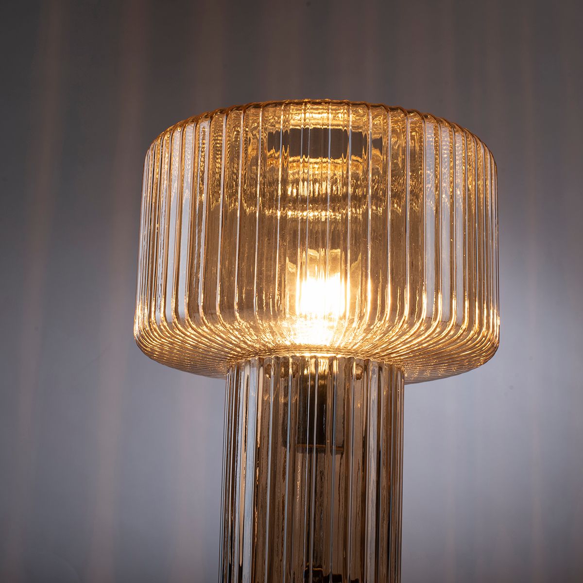 Design tafellamp van amber glas - Andro