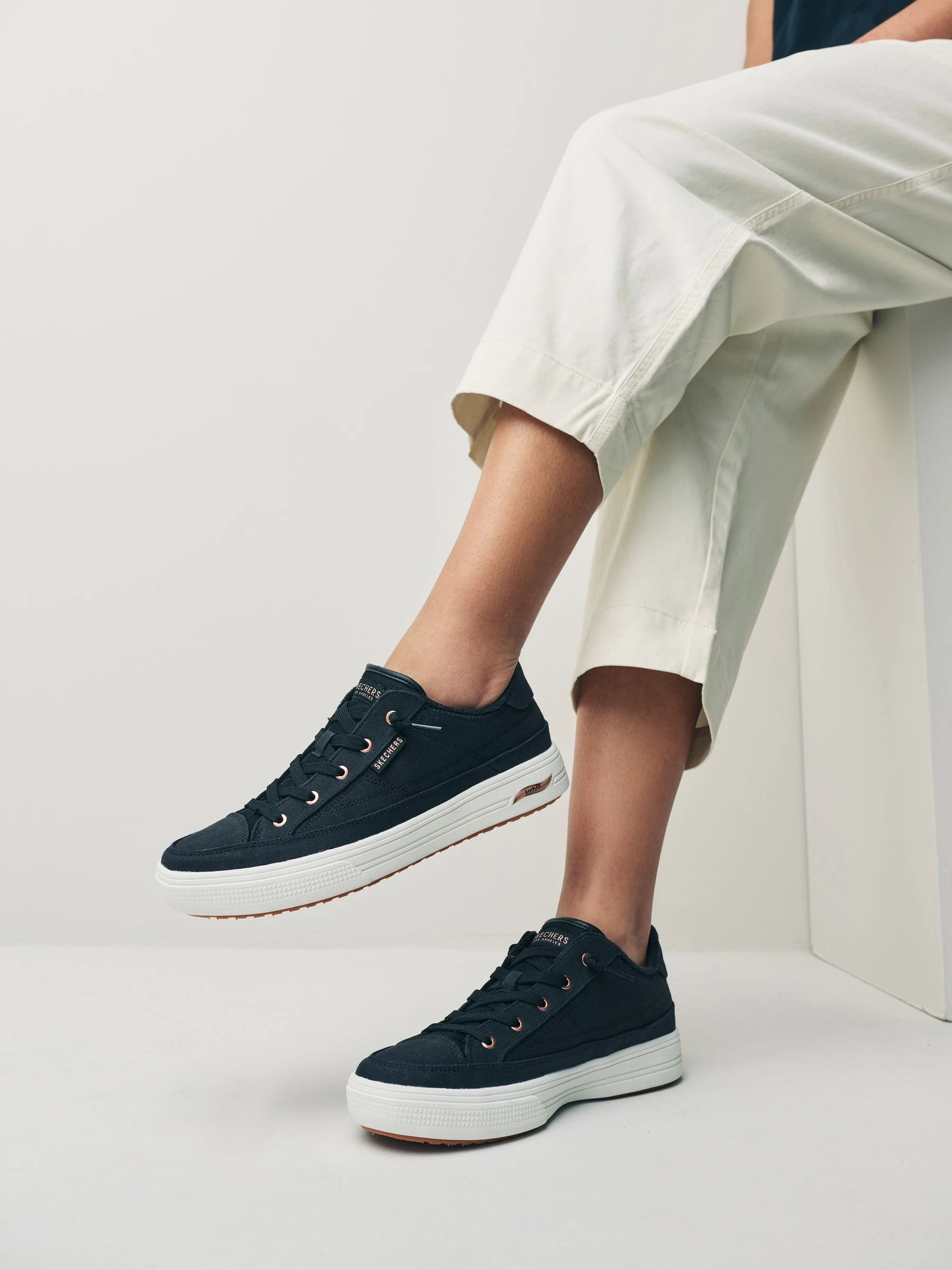 Zwart canvas - Skechers Arcade damessneakers met voetboogondersteuning