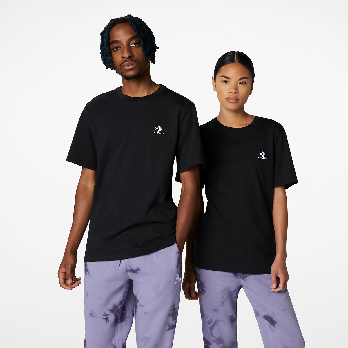 CONVERSE<br>Camiseta unissex, manga curta, com estampa de estrela e chevron
