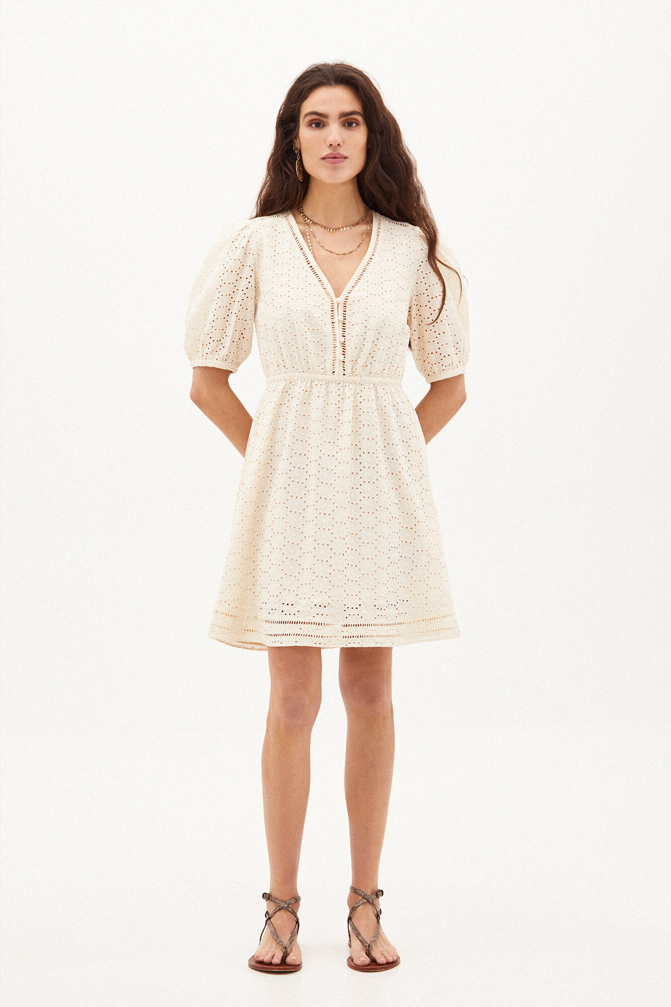 Catarina. Vestido curto inglês bordado - Bege