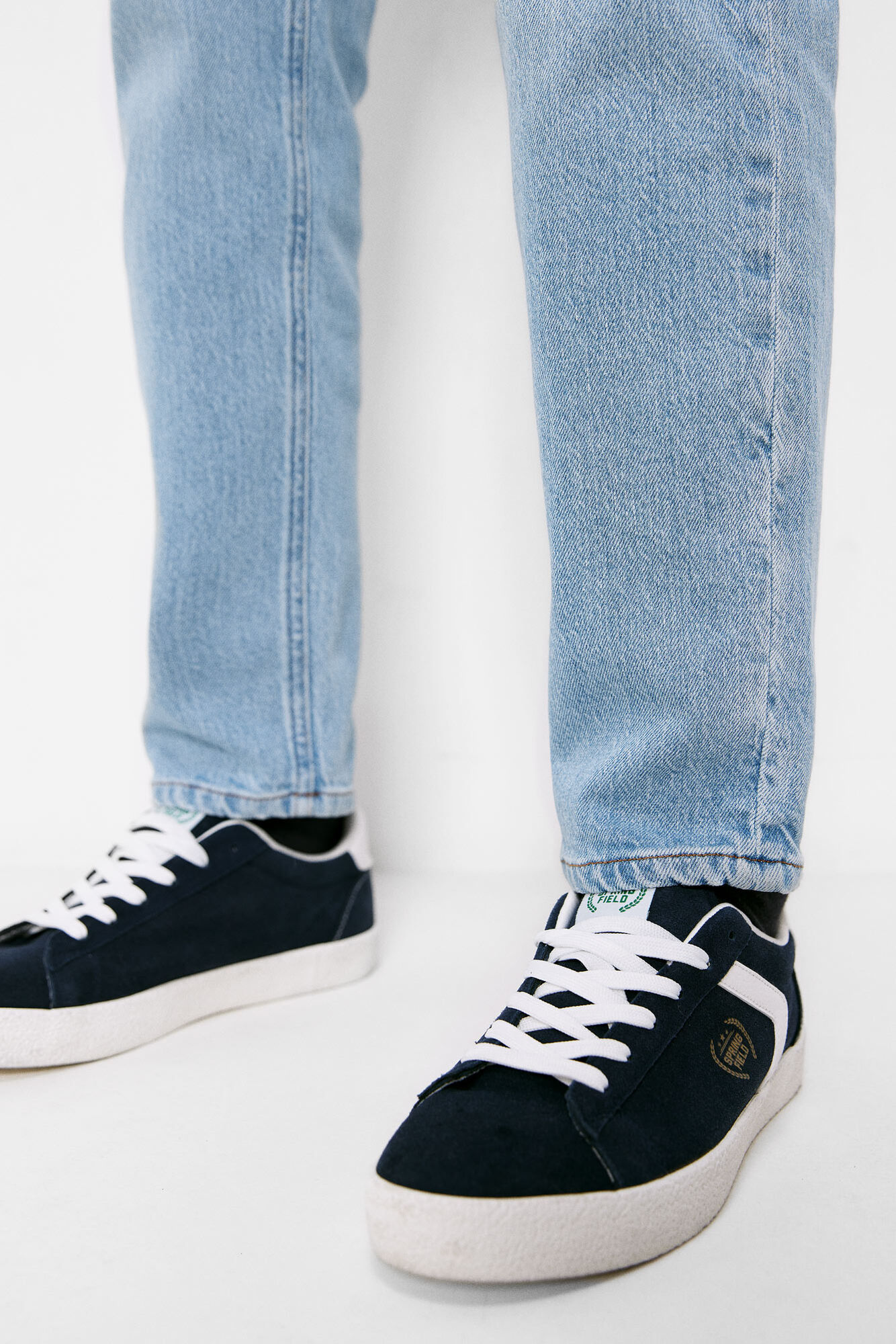 Calça jeans reta e justa, lavagem clara