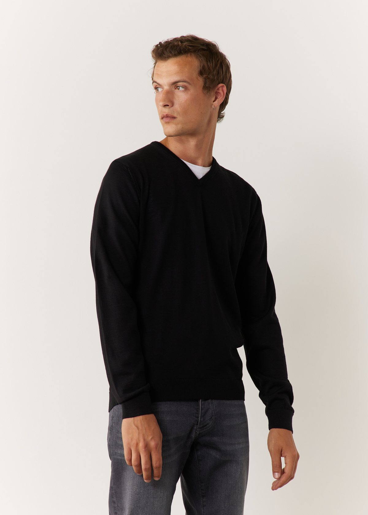 Pull col V en laine Mérinos mélangée unie noire