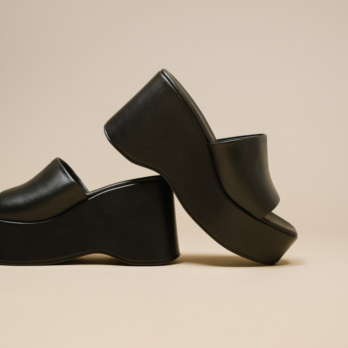 Mules ouvertes à plateformes  en cuir noir