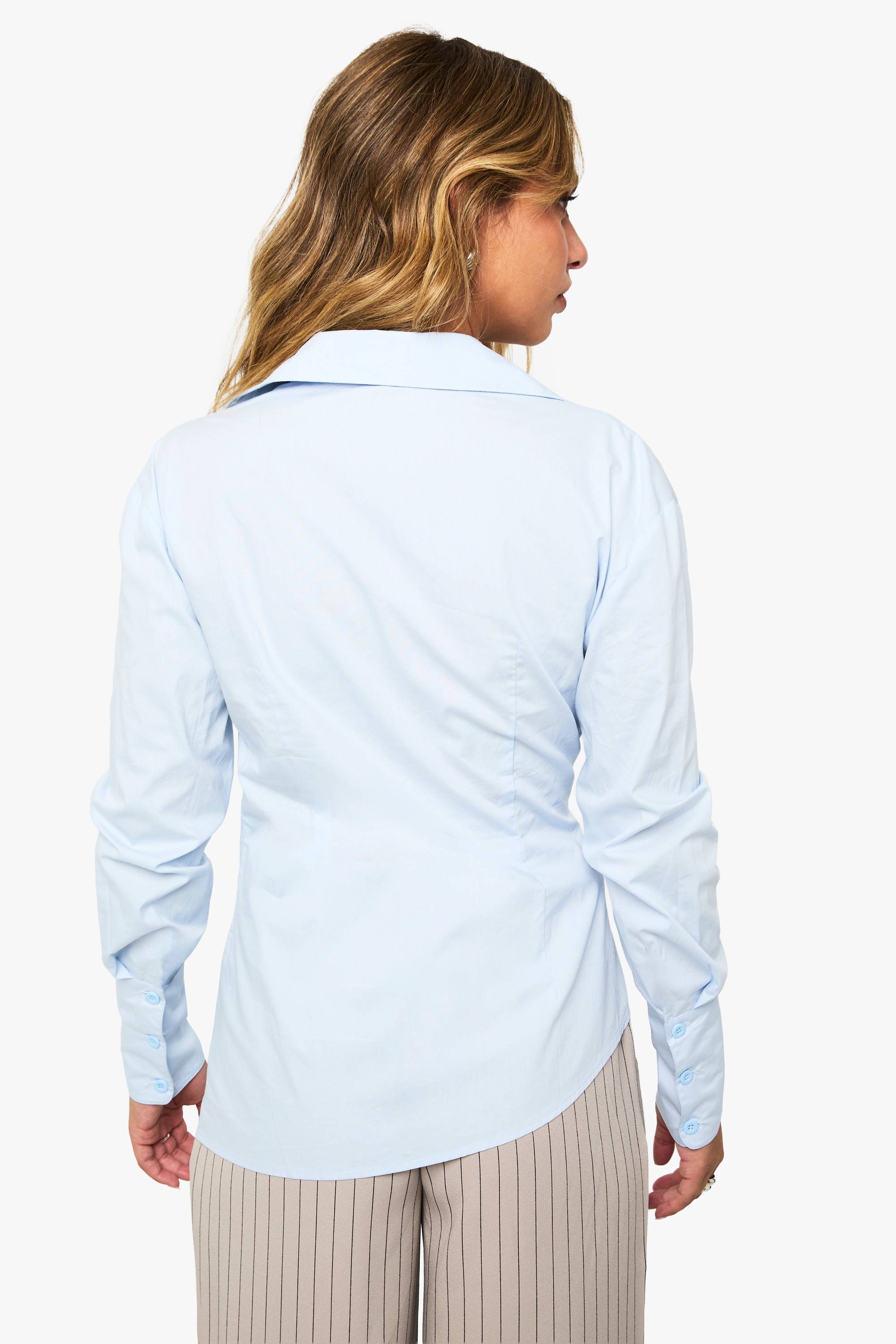 boohoo Chemise enveloppante à décolleté plongeant et ceinturée