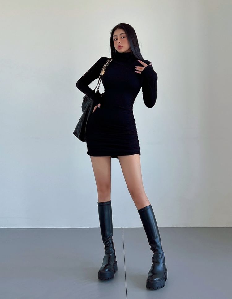 LIVIE - Mini-jurk met lange mouwen en coltrui, effen en geplooid