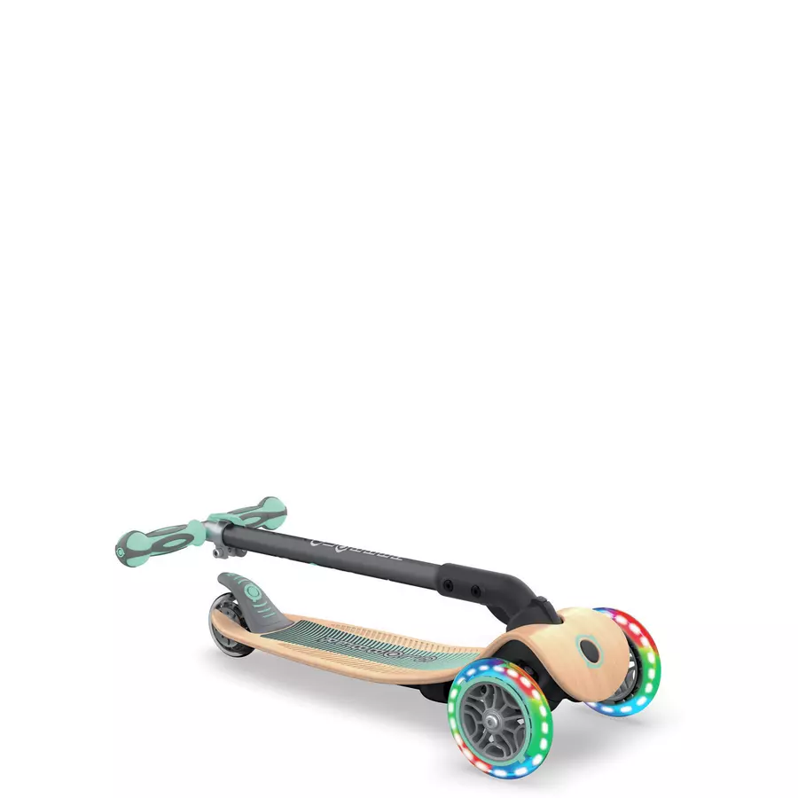 GLOBBER  Scooter PRIMO FOLDABLE WOOD LIGHTS pastell grün - mit Leuchtrollen und Holzdeck