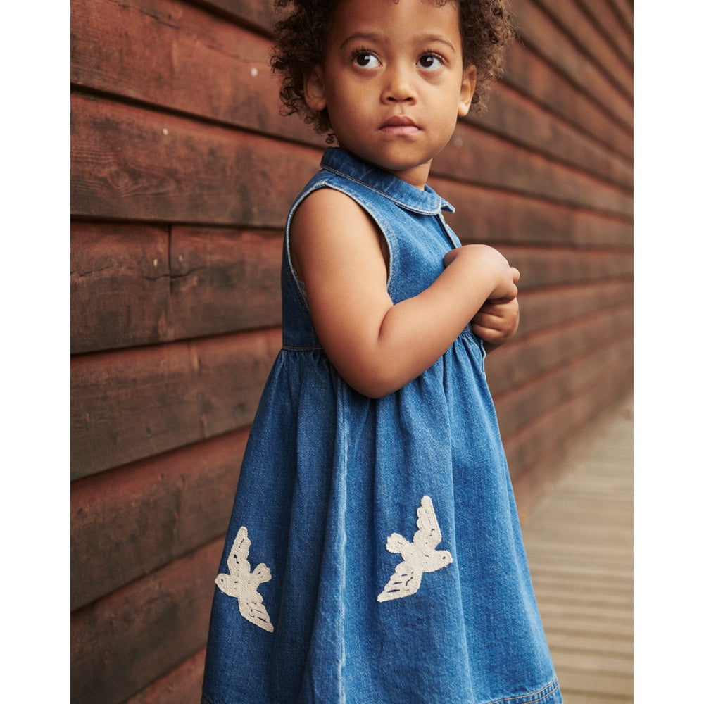 Køb COPENHAGEN COLORS Indigo Blue Washed Denim Kjole W. Crochet Doves
