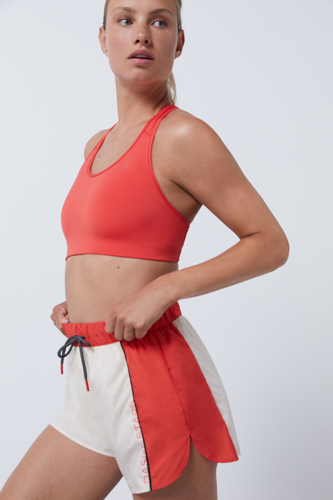 Shorts ultraleves com blocos de cores
