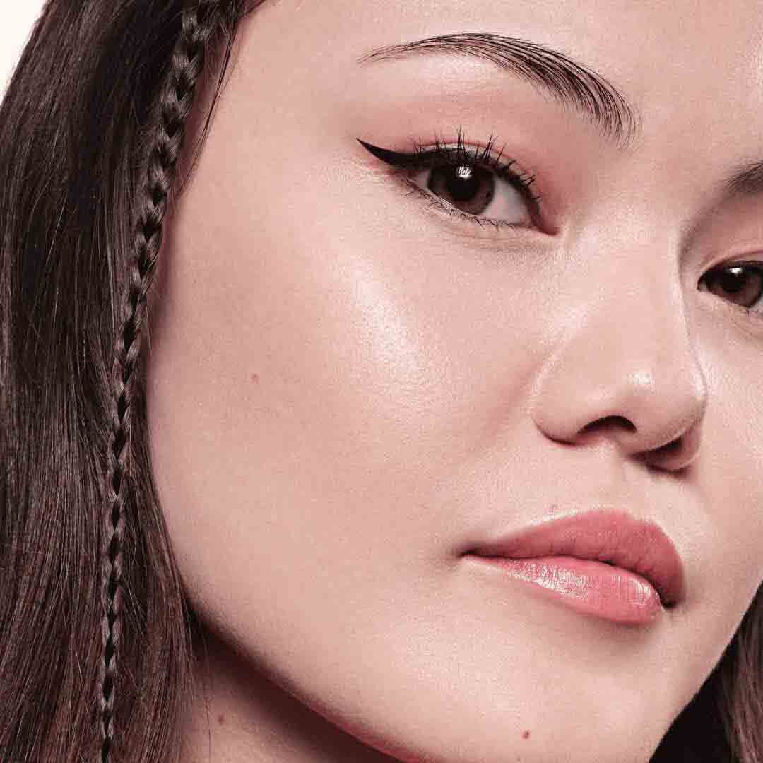 ESSENCE  Eyeliner em Caneta de Longa Duração
