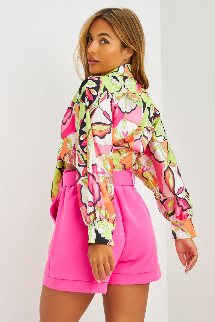 Ensemble chemise satinée crop à motifs floraux fuchsia + short rose taille haute