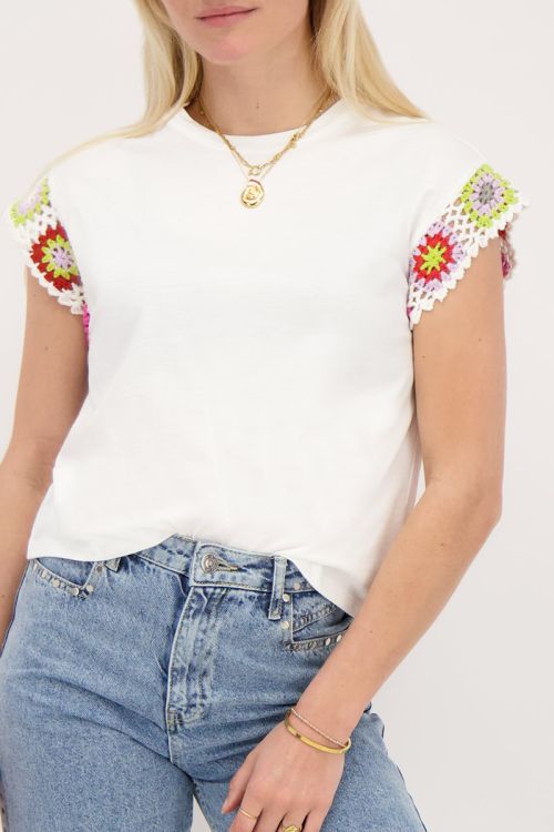 Witte top met multikleur crochet