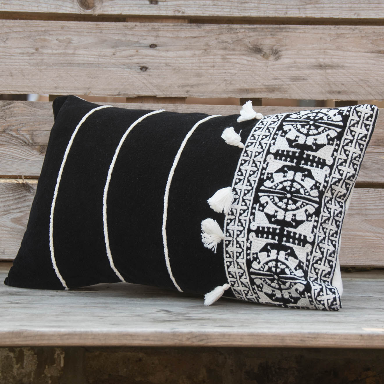 Febronie Housse de coussin néo berbère en Velours brodée noire - 50x30 cm