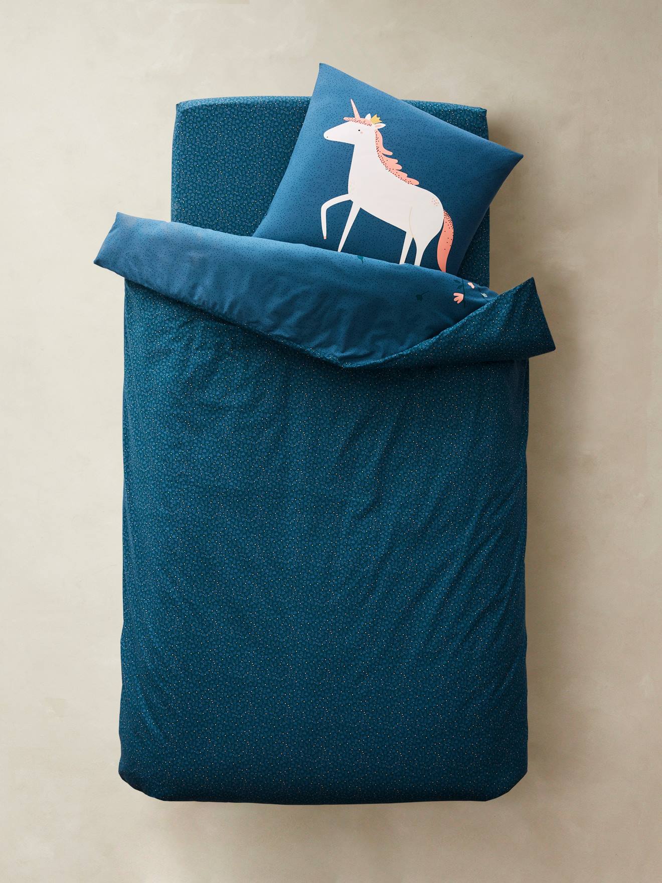 Conjunto infantil de capa de edredom e fronha, estampa Floresta Encantada, liso, azul escuro com motivos.