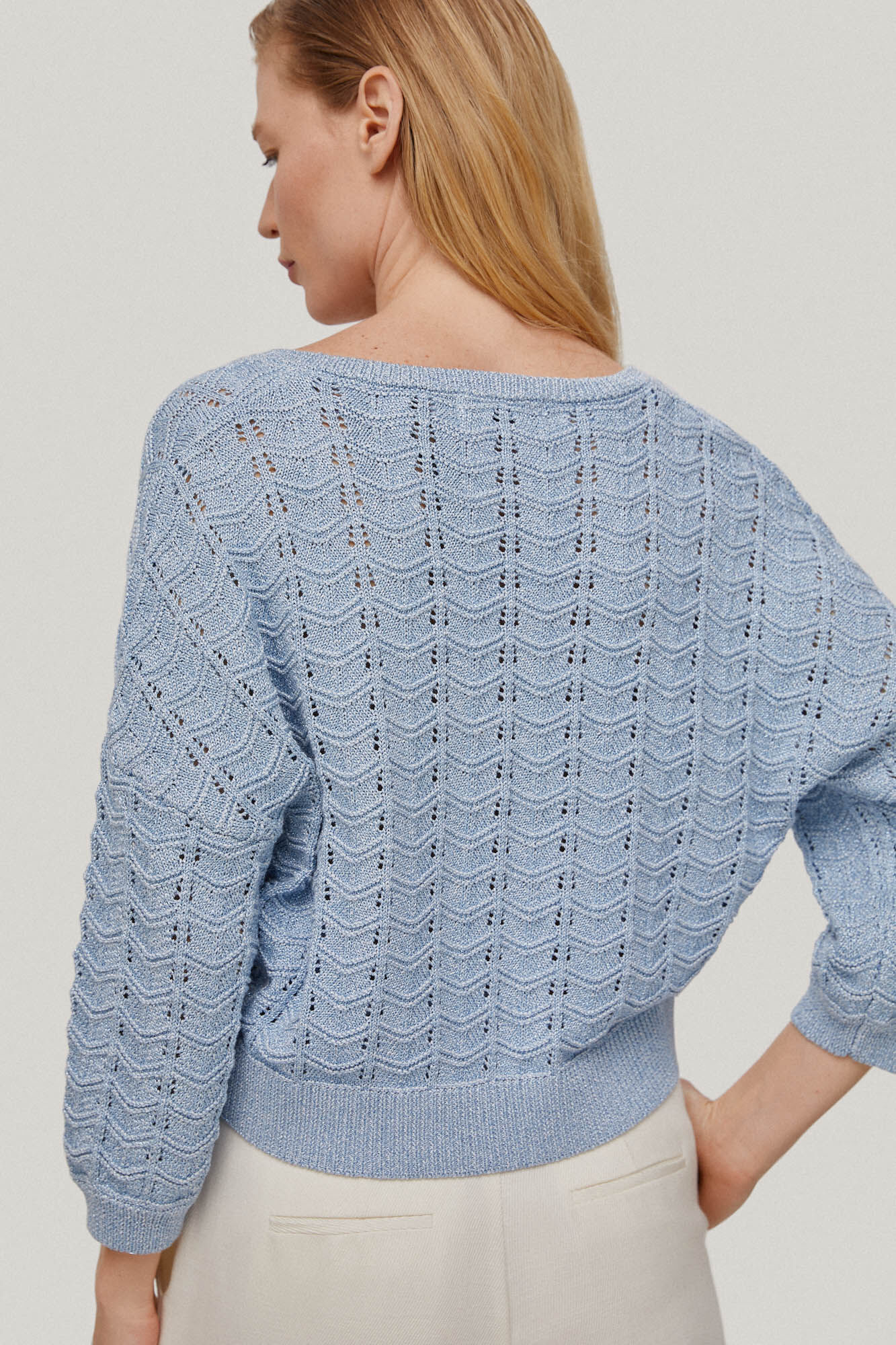 Suéter com decote em V e padrão vazado em lurex - Azul