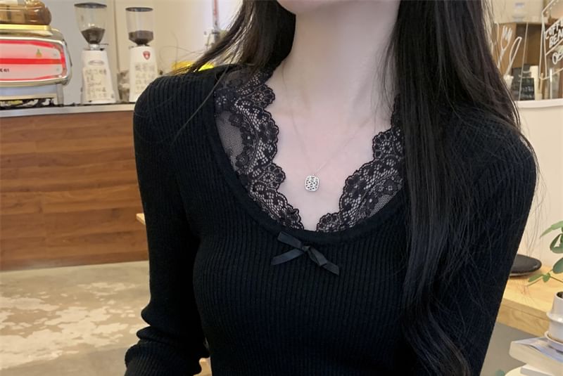 PINPI - Slim fit gebreide top met lange mouwen, V-hals, effen kantpaneel en strikaccent