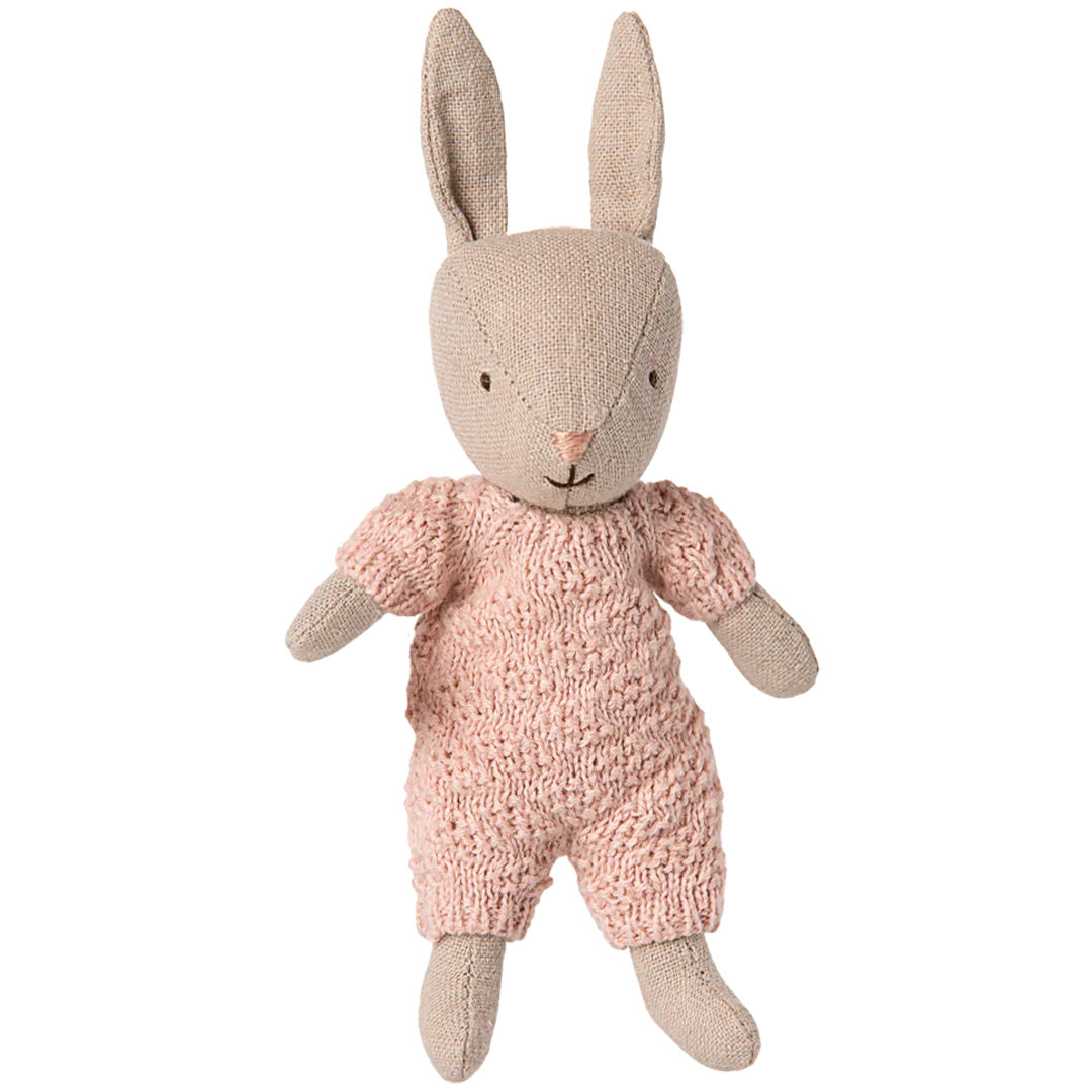 maileg knuffelkonijn micro - bruin - rose gebreid pakje - 13,5 cm
