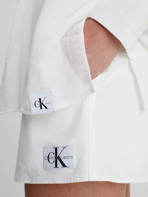 Camisa aberta nas costas em rayon com babados