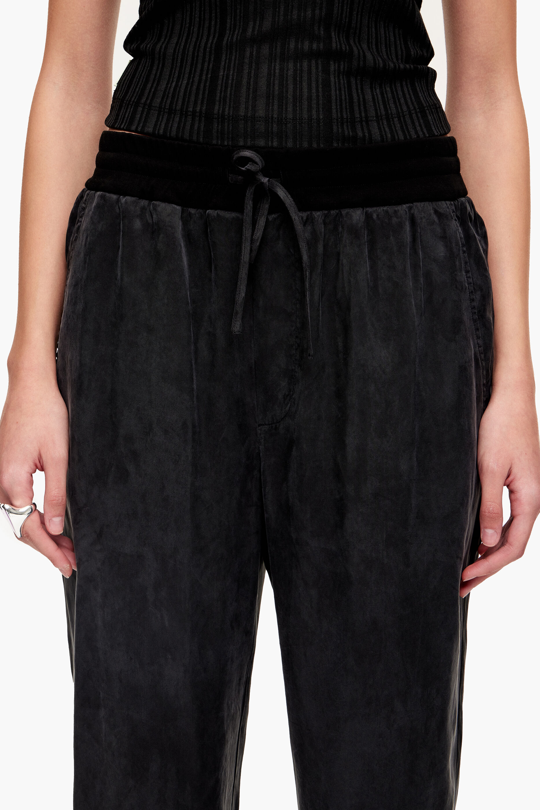 Calça jogger preta de cupro