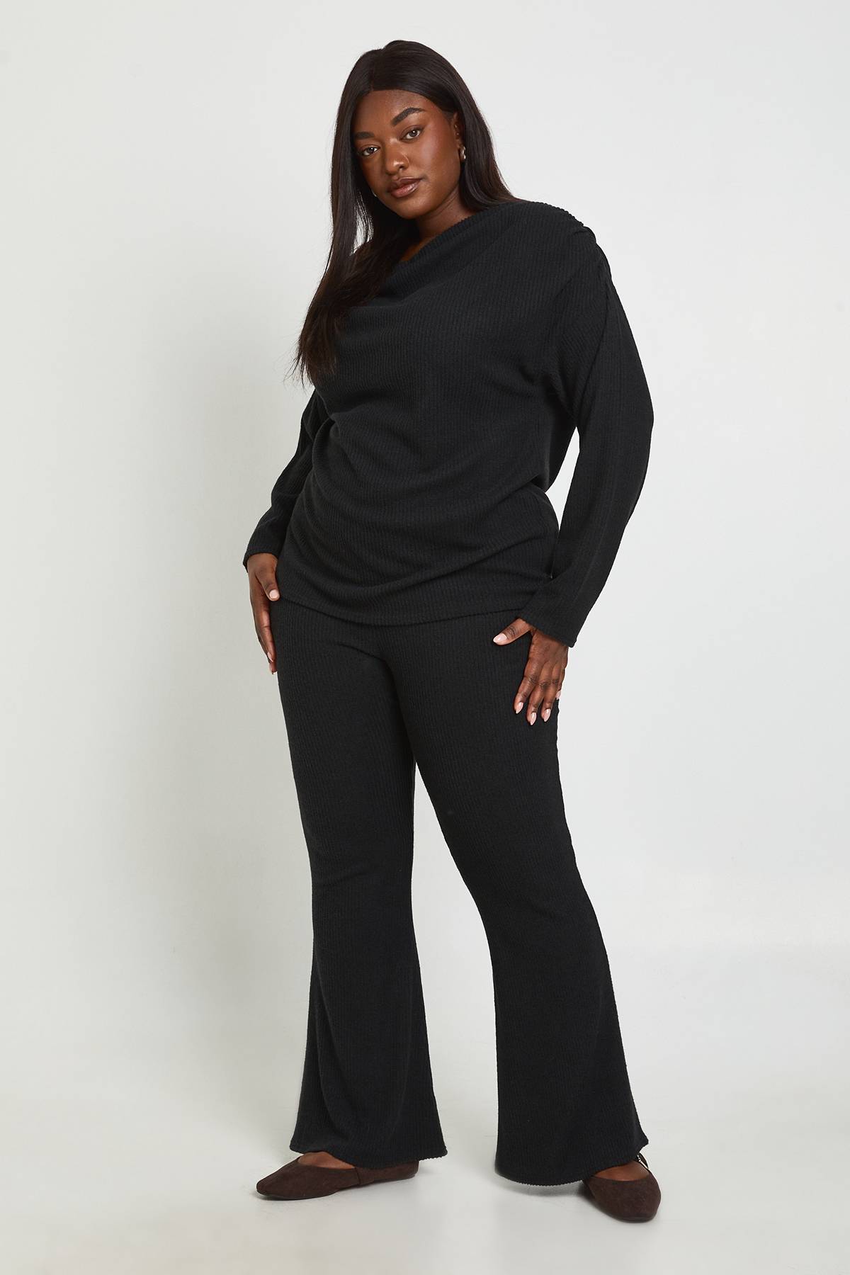 boohoo Ensemble Grande Taille Côtes Brossées Haut À Détail Froncé Aux Épaules Et Pantalon Large