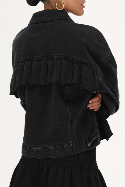 Zwarte spijkerjas met ruffles