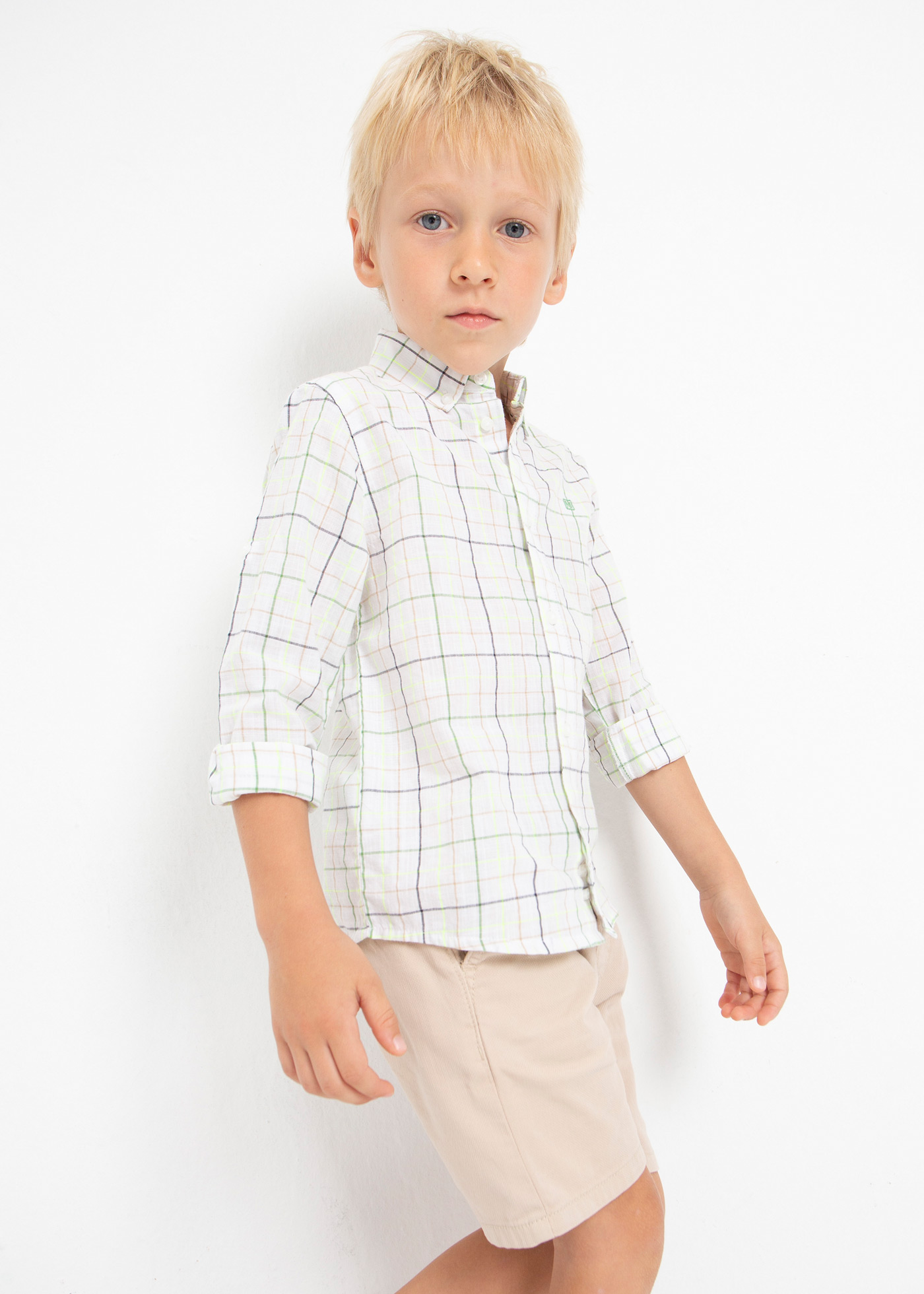 Camisa de manga comprida estampada, feita com algodão sustentável, para meninos.