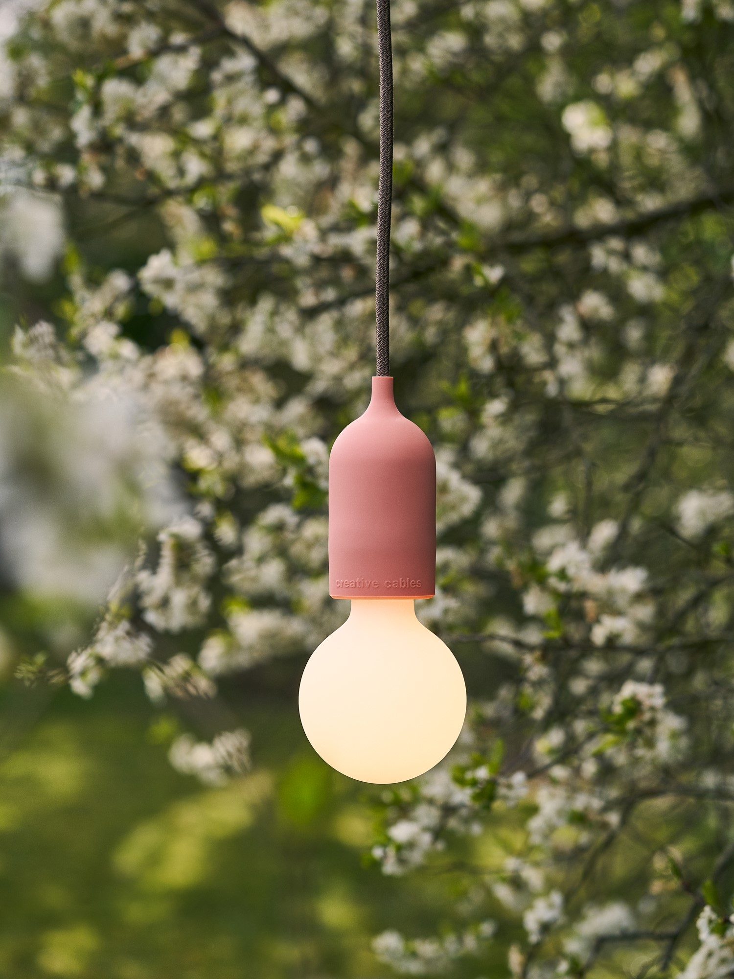 Bærbar udendørslampe | Tekstilkabel/fatning i silikone og termoplast. 5 m. E27. | Cherry Red | Creative Cables