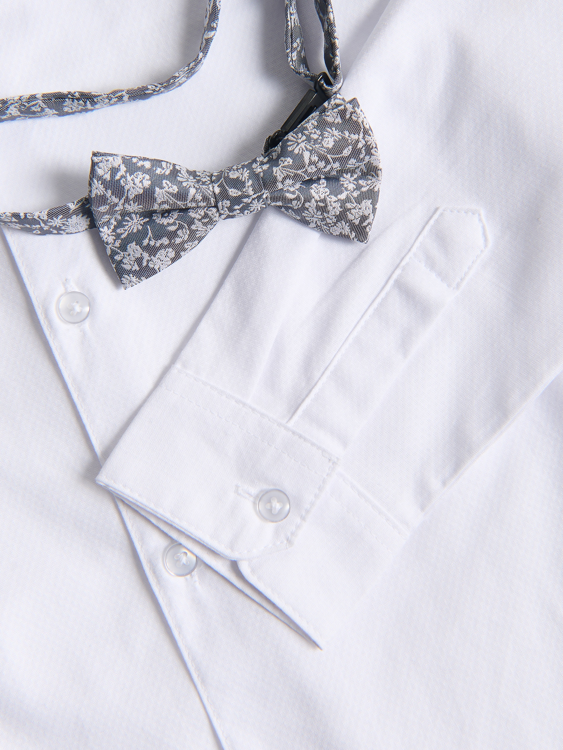 Elegantes Hemd mit Fliege