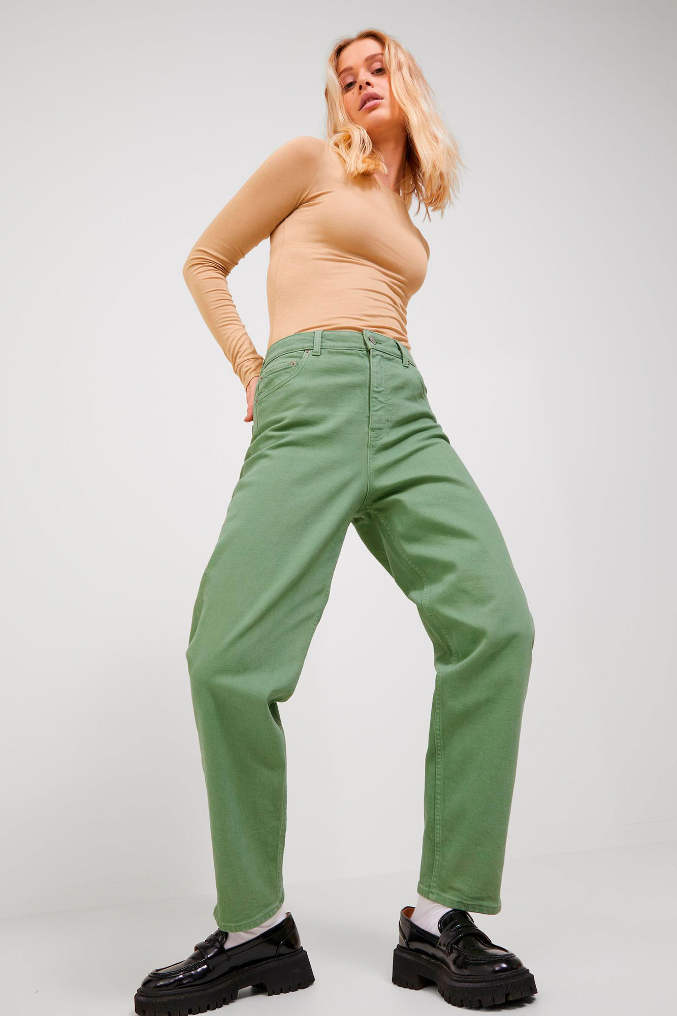 calça jeans mom fit colorida