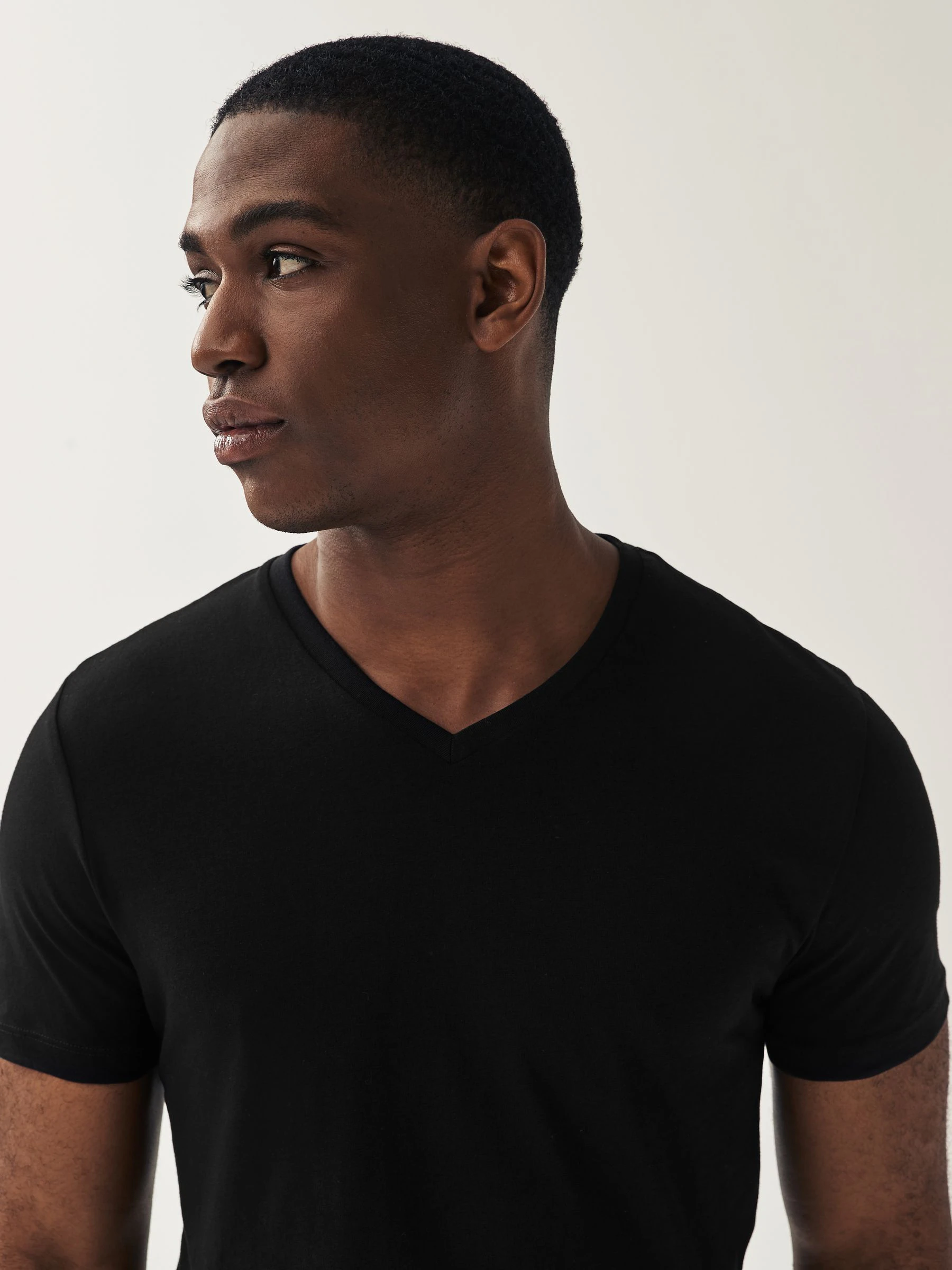 Zwart - Verpakking van 5 slim-fit 100% katoenen T-shirts met V-hals en laagjes