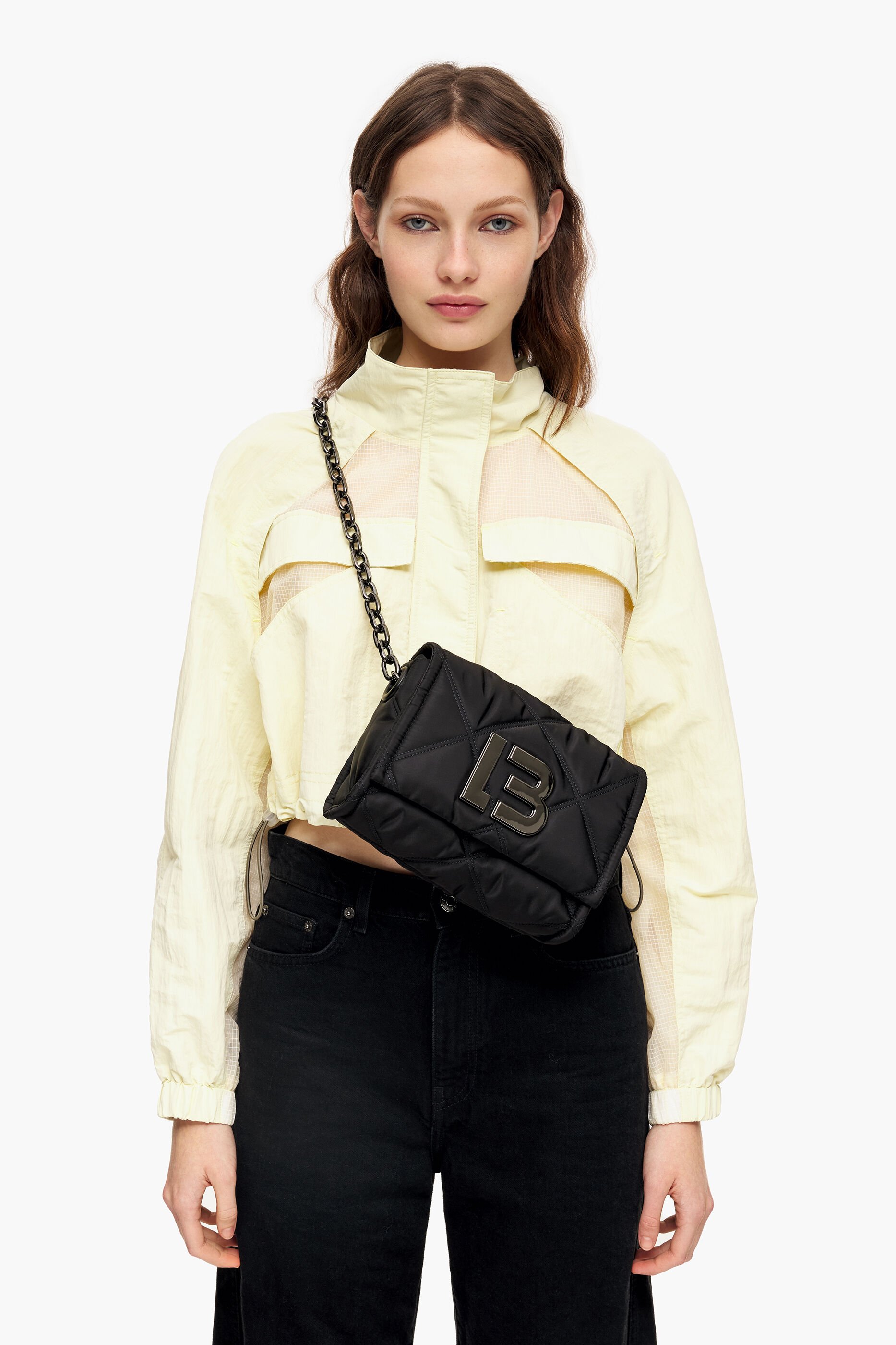 Bolsa de ombro pequena de nylon com aba, preta.