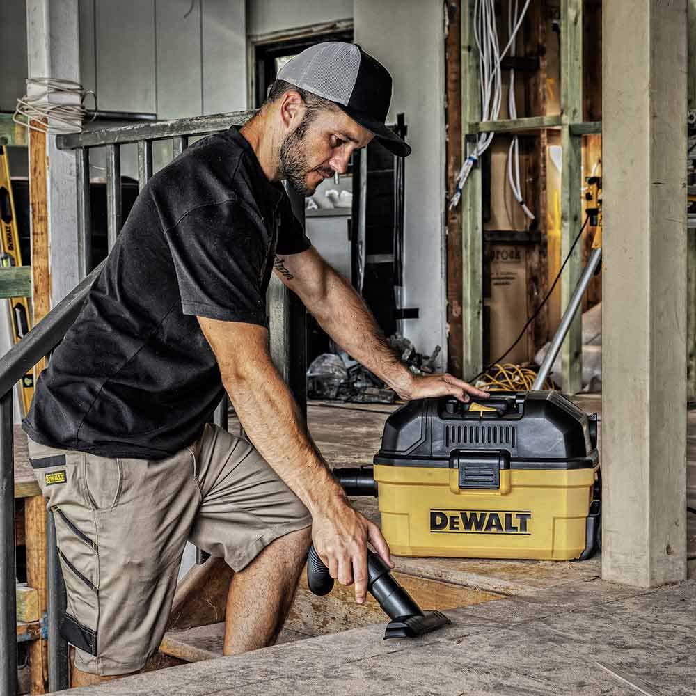Aspirador de pó e líquidos DEWALT DXV15T com corpo em poliuretano de 15 litros