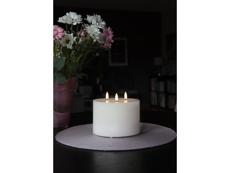 Star Trading LED-Kerze Pillar Flamme Ø 15 x 13 cm, Weiss LED Kerze aus Wachs mit drei Flammen
