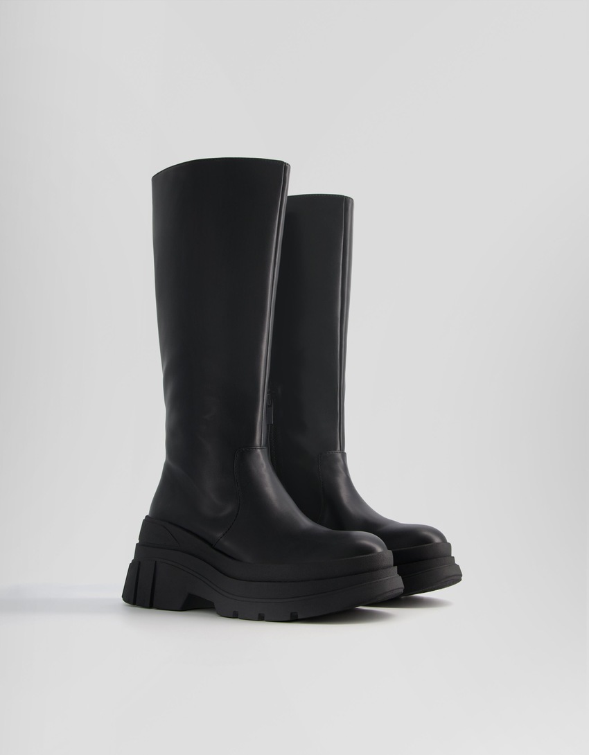 Botas planas com solado grosso