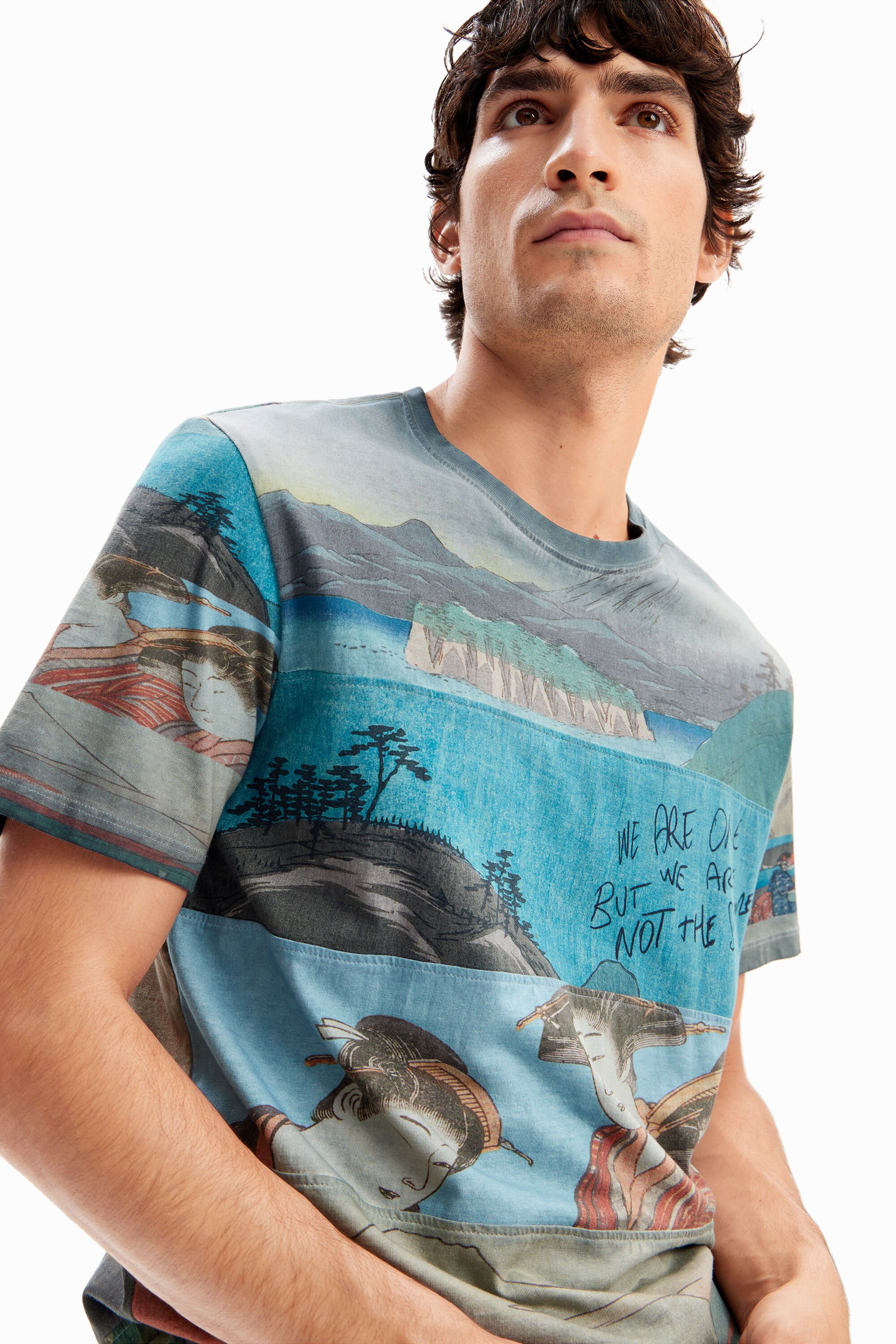 Camiseta com estampa japonesa de mangá curto