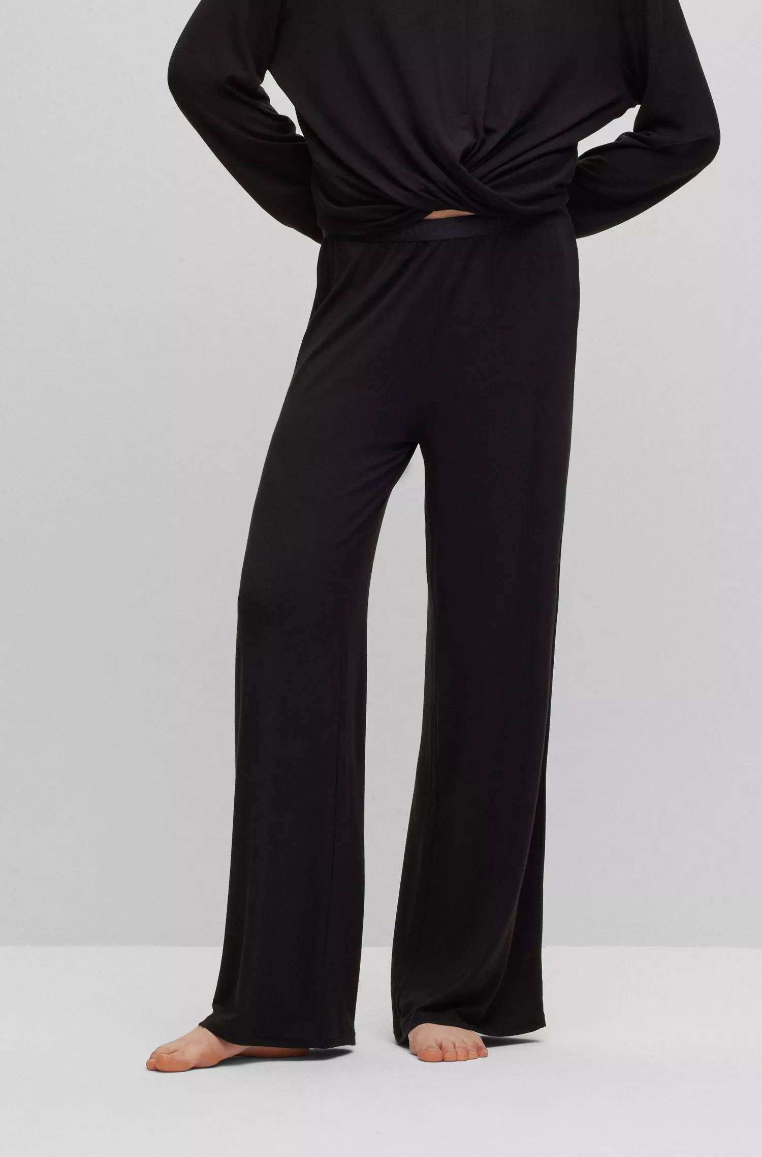 Blusa cropped vermelha HUGO com modelagem relaxada e detalhe torcido na frente.
