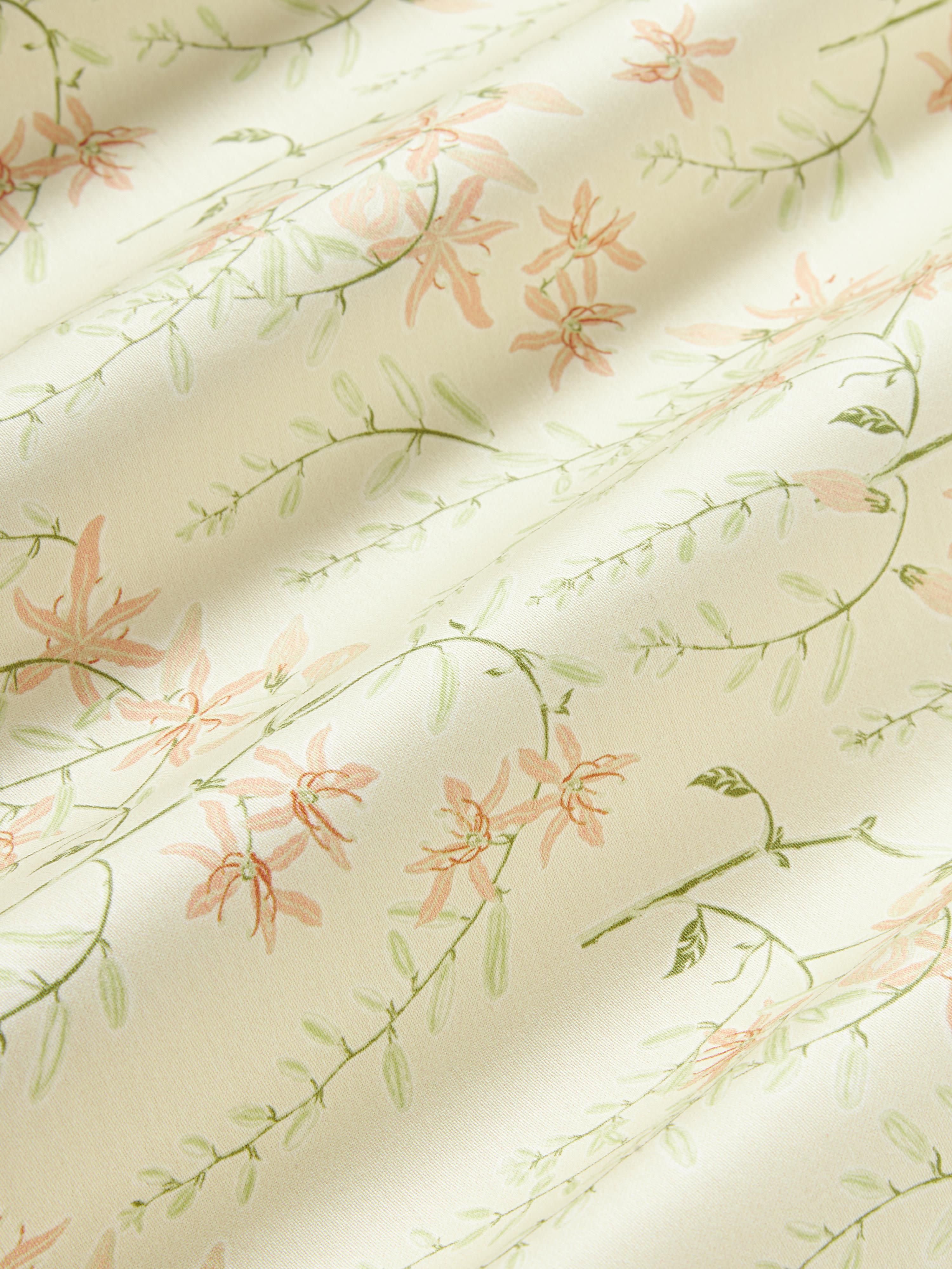 Katoensatijnen dekbedovertrek Leticia met bloemenprint