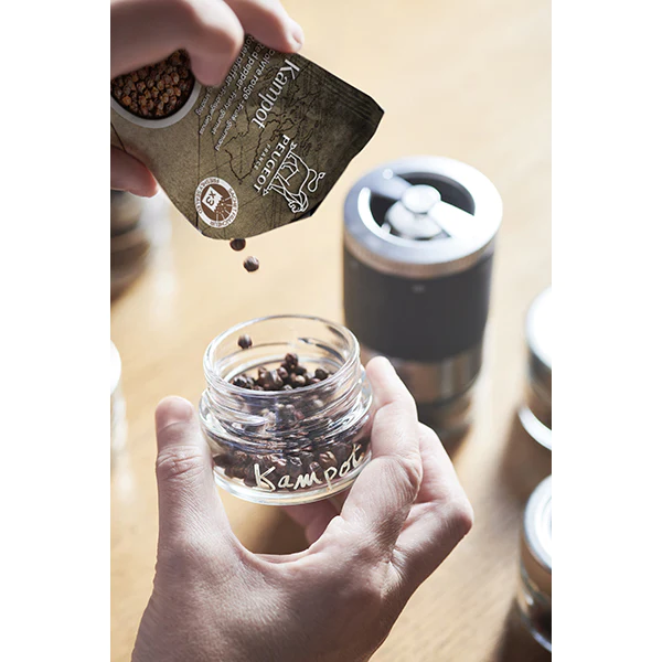 Coffret moulin à poivre Maestro à réservoirs interchangeables et 3 poi