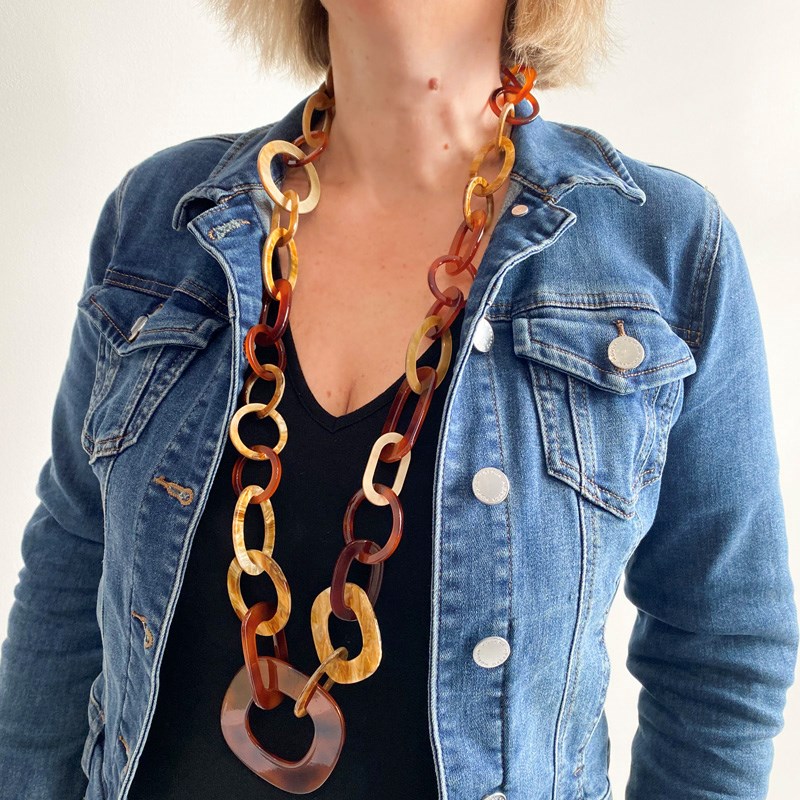 Collier long grosses mailles bicolore beige et orange
