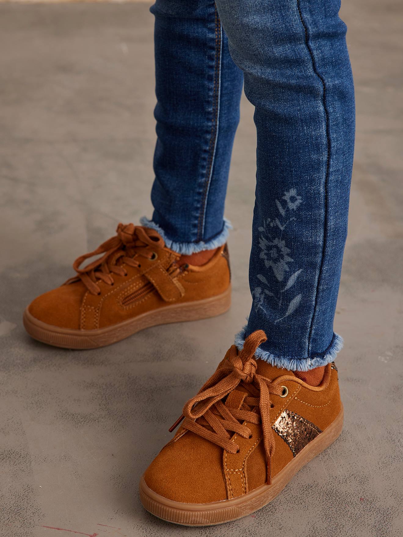 Calça legging infantil com estampas a laser, na cor preta lisa com detalhes em padrão.